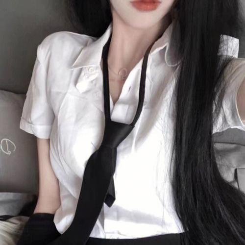 她自林中来